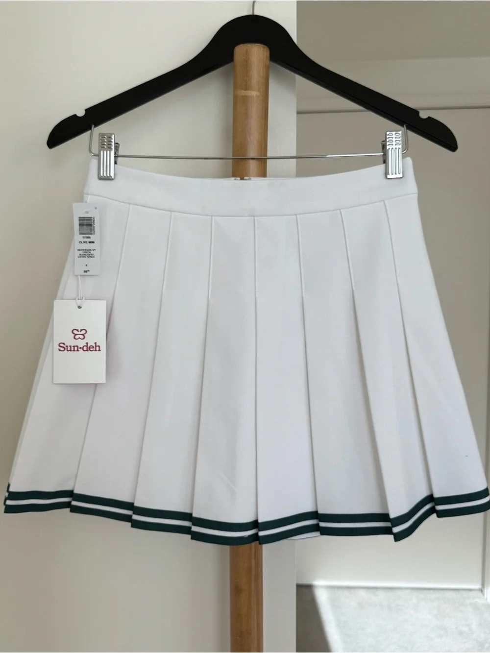 Aritzia. Sun-deh White Pleated Mini Tennis Skirt. US 4 size, true to size. New.